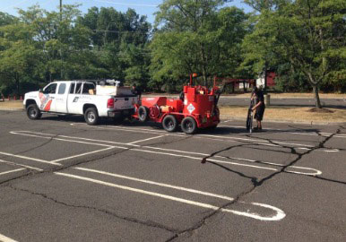 hot-rubberized-crack-sealing-img